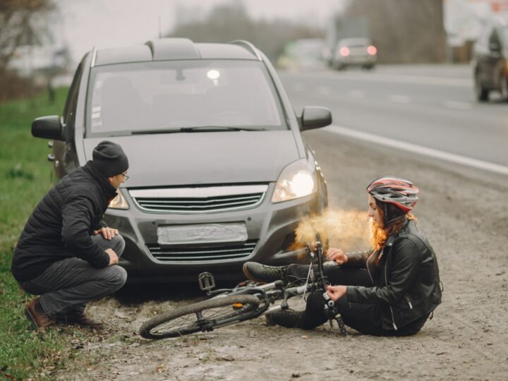 Niecodzienny incydent w Pikutkowie: samochód kończy jazdę w rowie, kierowca nie odniósł obrażeń