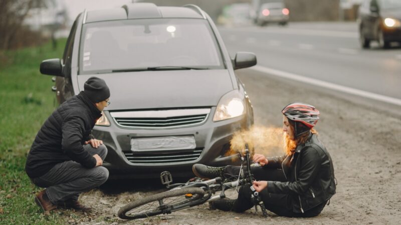 Niecodzienny incydent w Pikutkowie: samochód kończy jazdę w rowie, kierowca nie odniósł obrażeń