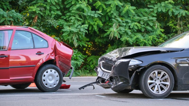 Zgubna nieostrożność na drodze – groźny wypadek przy zjeździe z autostrady A1